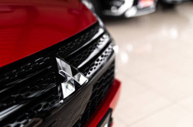 Vinnytsia, Ukrayna - 14 Nisan 2022: Yepyeni Mitsubishi Eclipse Cross. Ayrıntılar. LED farları, tampon, kaput, radyatör ızgarası, stop lambaları, yan kanatlar, aynalar.