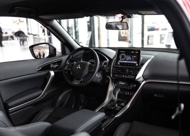 Vinnytsia, Ukrayna - 14 Nisan 2022: Yepyeni Mitsubishi Eclipse Cross. Ayrıntılar. LED farları, tampon, kaput, radyatör ızgarası, stop lambaları, yan kanatlar, aynalar.