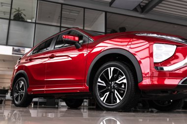 Vinnytsia, Ukrayna - 14 Nisan 2022: Yepyeni Mitsubishi Eclipse Cross. Ayrıntılar. LED farları, tampon, kaput, radyatör ızgarası, stop lambaları, yan kanatlar, aynalar.