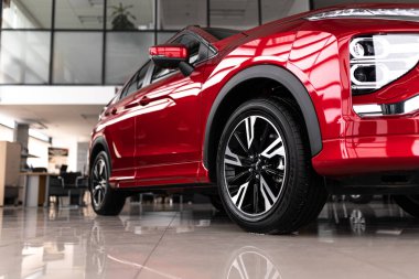 Vinnytsia, Ukrayna - 14 Nisan 2022: Yepyeni Mitsubishi Eclipse Cross. Ayrıntılar. LED farları, tampon, kaput, radyatör ızgarası, stop lambaları, yan kanatlar, aynalar.