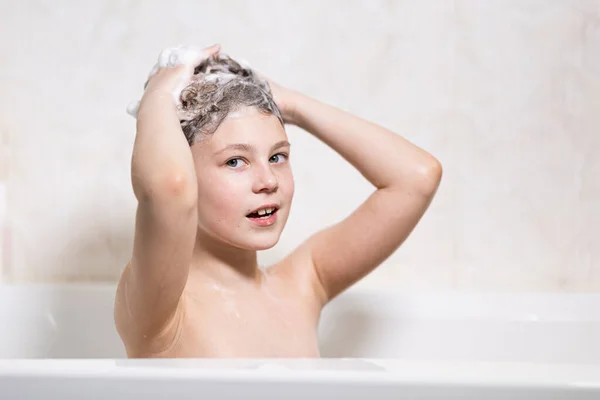 Petite Belle Fille Les Bains Bébé Assis Dans Bain Blanc — Photo