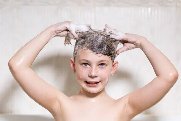 Bain Heureux Bébé Avec Mousse Sur Tête — Photo