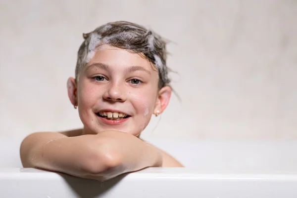 Petite Belle Fille Les Bains Bébé Assis Dans Bain Blanc — Photo