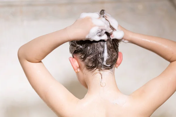 Petite Belle Fille Les Bains Bébé Assis Dans Bain Blanc — Photo