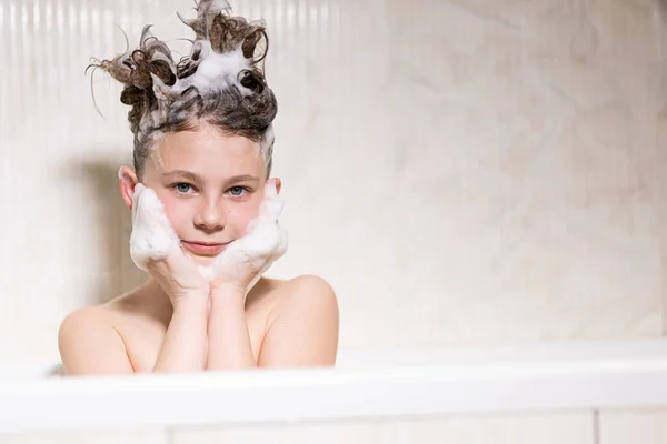 Bain Heureux Bébé Avec Mousse Sur Tête — Photo