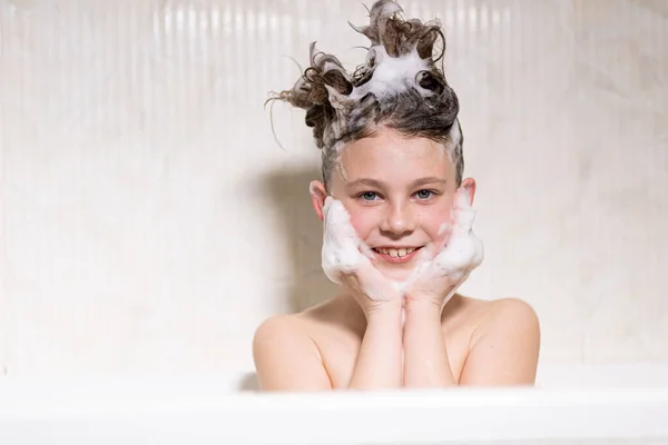 Bain Heureux Bébé Avec Mousse Sur Tête — Photo