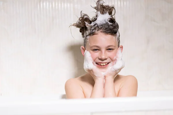 Bain Heureux Bébé Avec Mousse Sur Tête — Photo