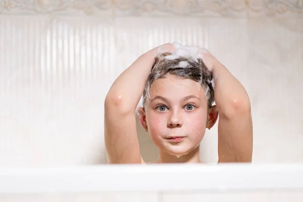 Petite Belle Fille Les Bains Bébé Assis Dans Bain Blanc Photo De Stock