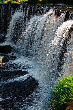 Keila şelalesi Estonya 'nın Tallinn yakınlarındaki Harju ilçesinde Keila Nehri üzerinde yer almaktadır. Su ormanın ortasında akıyor.