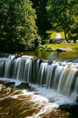 Keila şelalesi Estonya 'nın Tallinn yakınlarındaki Harju ilçesinde Keila Nehri üzerinde yer almaktadır. Su ormanın ortasında akıyor.