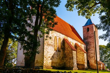 Saint Martin Kilisesi, Valjala, Saaremaa, Estonya. Romanca vaftizin bir örneği. Etrafı ağaçlarla çevrili eski taş kilise