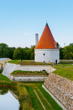 Estonya 'nın Saaremaa kentindeki Kuressaare kalesinin ortaçağ tahkimatları. Kuleler, yel değirmenleri, taş duvarlar.