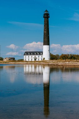 Estonya, Saaremaa 'daki Sorve Yarımadası' ndaki Sorve deniz feneri. Baltık Denizi kıyısındaki güzel siyah beyaz deniz feneri