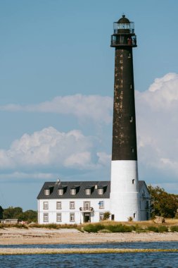Estonya, Saaremaa 'daki Sorve Yarımadası' ndaki Sorve deniz feneri. Baltık Denizi kıyısındaki güzel siyah beyaz deniz feneri