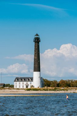 Estonya, Saaremaa 'daki Sorve Yarımadası' ndaki Sorve deniz feneri. Baltık Denizi kıyısındaki güzel siyah beyaz deniz feneri