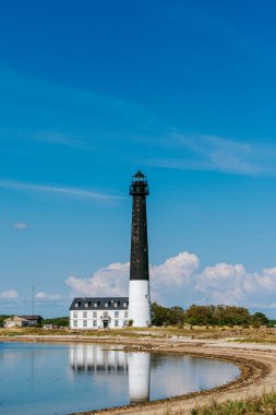 Estonya, Saaremaa 'daki Sorve Yarımadası' ndaki Sorve deniz feneri. Baltık Denizi kıyısındaki güzel siyah beyaz deniz feneri
