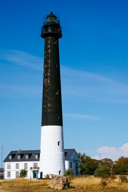 Estonya, Saaremaa 'daki Sorve Yarımadası' ndaki Sorve deniz feneri. Baltık Denizi kıyısındaki güzel siyah beyaz deniz feneri