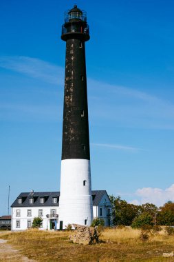 Estonya, Saaremaa 'daki Sorve Yarımadası' ndaki Sorve deniz feneri. Baltık Denizi kıyısındaki güzel siyah beyaz deniz feneri