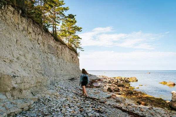 Женщина Каштановыми Кудрявыми Волосами Прогуливающаяся Скале Панга Сааремаа Эстония Солнечный — стоковое фото