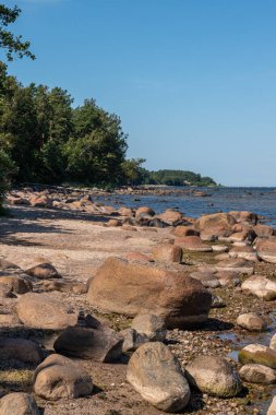 Baltık Denizi 'nin kıyıları güneşli yaz günlerinde büyük ve küçük kayalarla doludur.