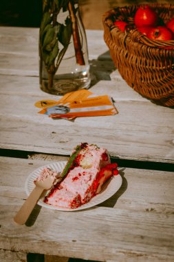 Ev yapımı çilekli kek, yanında tahta kaşıkla kağıdın üstünde taze çilek.