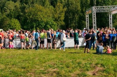 Zvartes iezis, Letonya - 15 Ağustos 2020: Stirnu Buks 'ın Letonya' daki Zvartes kayası yakınlarındaki yarışma için koşucular ve izleyiciler bir araya geldi