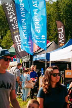 Zvartes iezis, Letonya - 15 Ağustos 2020: Stirnu Buks 'ın Letonya' daki Zvartes kayası yakınlarındaki yarışma için koşucular ve izleyiciler bir araya geldi