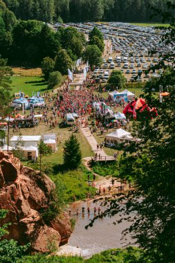 Zvartes iezis, Letonya - 15 Ağustos 2020: Stirnu Buks 'ın Letonya' daki Zvartes kayası yakınlarındaki yarışma için koşucular ve izleyiciler bir araya geldi