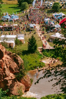 Zvartes iezis, Letonya - 15 Ağustos 2020: Stirnu Buks 'ın Letonya' daki Zvartes kayası yakınlarındaki yarışma için koşucular ve izleyiciler bir araya geldi