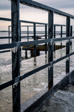 Letonya, Riga 'daki Mangalsala ya da Doğu İskelesi' nde, Daugava nehrinin Baltık Denizi 'ne aktığı yerde izleme platformu dondu..