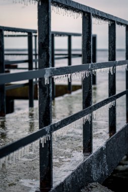 Letonya, Riga 'daki Mangalsala ya da Doğu İskelesi' nde, Daugava nehrinin Baltık Denizi 'ne aktığı yerde izleme platformu dondu..