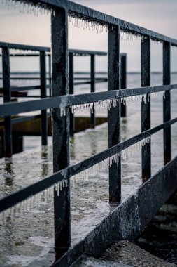 Letonya, Riga 'daki Mangalsala ya da Doğu İskelesi' nde, Daugava nehrinin Baltık Denizi 'ne aktığı yerde izleme platformu dondu..