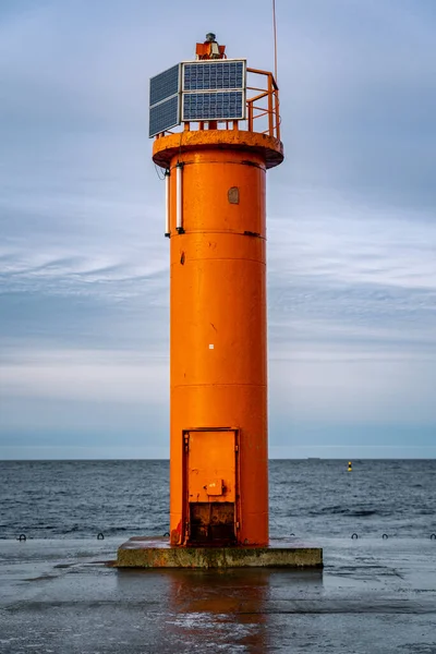 在拉脱维亚里加的Mangalsala或东部码头尽头的一座橙色灯塔 多加瓦河流入波罗的海 冬季风暴 寒冷天气 — 图库照片