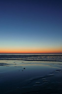Letonya, Liepaja 'da sakin bir günbatımında donmuş Baltık Denizi