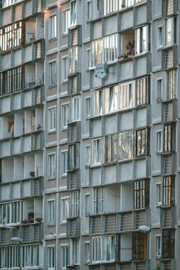 Riga, Letonya 'da Sovyet çok katlı bir binanın günbatımının yansıması.