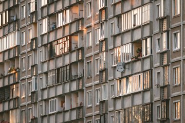 Riga, Letonya 'da Sovyet çok katlı bir binanın günbatımının yansıması.