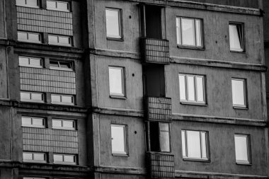 Riga, Letonya 'da Sovyet çok katlı bir binanın günbatımının yansıması.