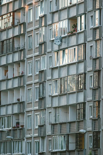 Отражение Заката Окнах Советских Многоэтажек Риге Латвия — стоковое фото