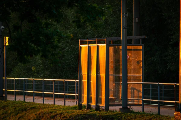 Μια Άδεια Στάση Τρένου Φωτίζεται Από Χρυσό Φως Του Ήλιου — Φωτογραφία Αρχείου