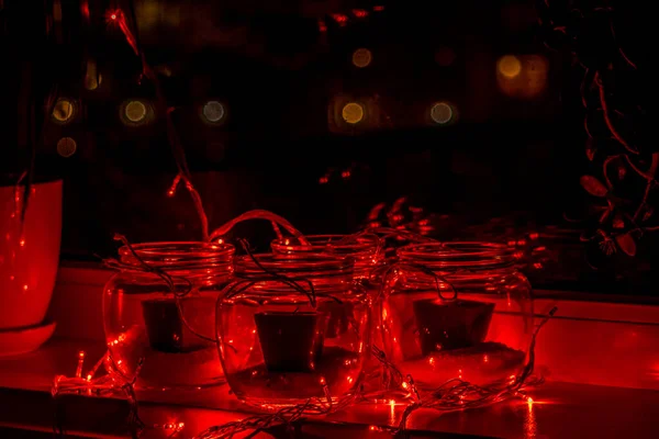 Dört Cam Kavanoz Sahte Kar Kırmızı Mumlardan Oluşan Modern Çelenk — Stok fotoğraf