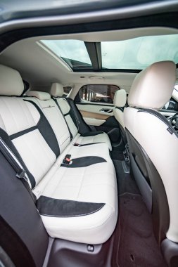 Modern lüks prestij araba iç, pano, direksiyon simidi. Turuncu kırmızı delikli deri iç.