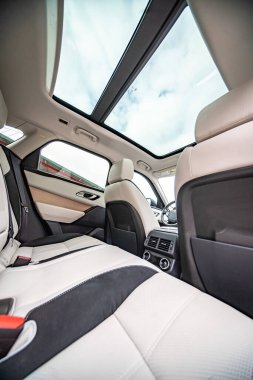 Modern lüks prestij araba iç, pano, direksiyon simidi. Turuncu kırmızı delikli deri iç.