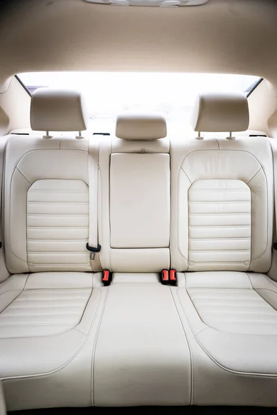 Auto Interieur Luxe Beige Comfortabele Stoelen Stuurwiel Dashboard Klimaatregeling Snelheidsmeter — Stockfoto