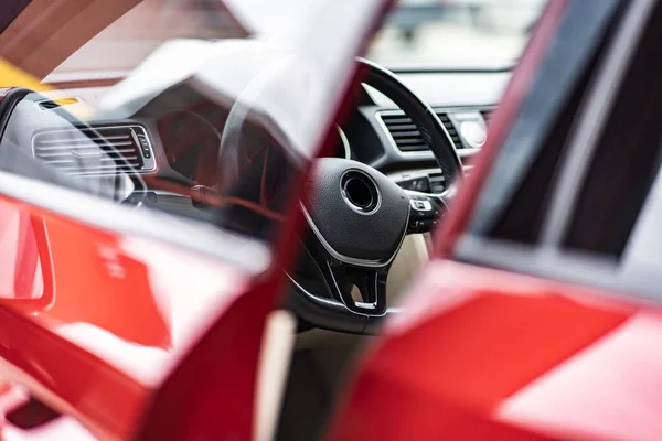 Moderno Luxo Prestígio Carro Interior Painel Instrumentos Volante Laranja Vermelho — Fotografia de Stock