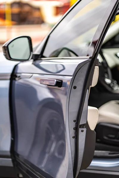 Modern lüks prestij araba iç, pano, direksiyon simidi. Turuncu kırmızı delikli deri iç.