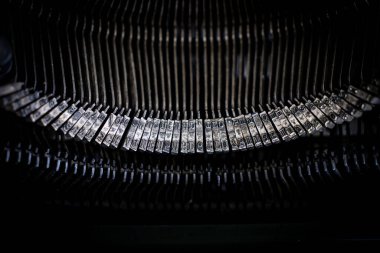 Metal parçalı ve retro daktilonun elemanlarına sahip soyut arkaplan daktilosu