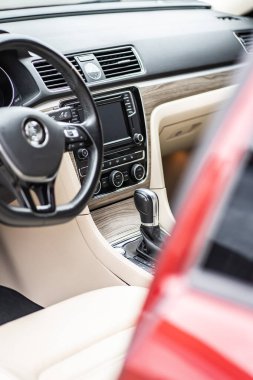 Modern lüks prestij araba iç, pano, direksiyon simidi. Turuncu kırmızı delikli deri iç.