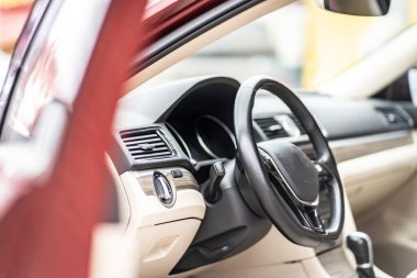 Modern lüks prestij araba iç, pano, direksiyon simidi. Turuncu kırmızı delikli deri iç.