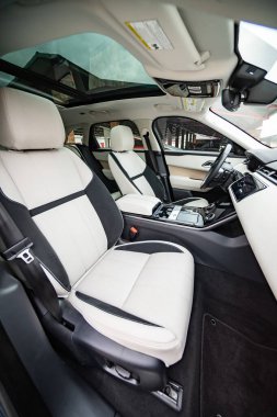 Modern lüks prestij araba iç, pano, direksiyon simidi. Turuncu kırmızı delikli deri iç.