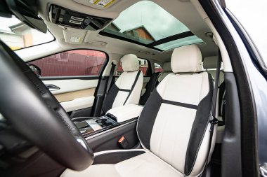 Modern lüks prestij araba iç, pano, direksiyon simidi. Turuncu kırmızı delikli deri iç.